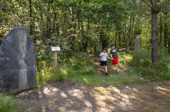 Les statues-menhirs du sentier des immortels