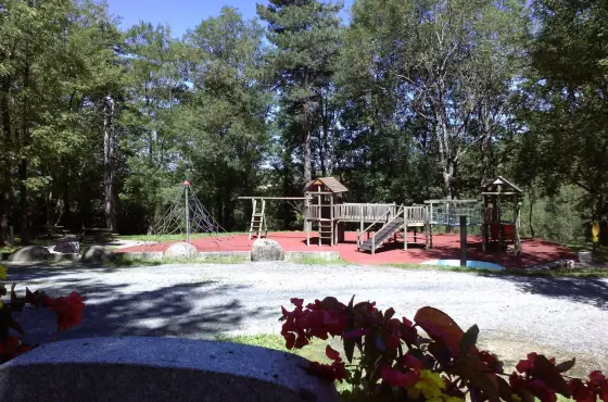 Aire de jeux des chalets de la Bessière ©Sidobre Tourisme