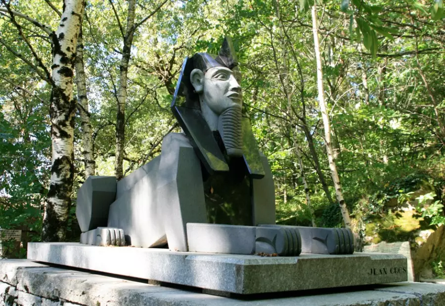 Le sphinx à l'entrée de l'espace Jean Cros