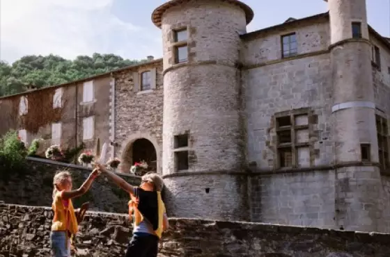 Visite de Lacaze avec les costumes pour les enfants. Crédit Anthony Marcou