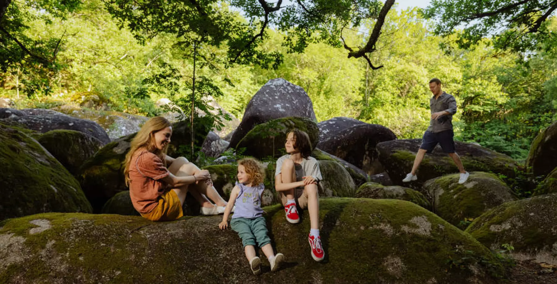 Famille sur une rivière de rochers dans le Sidobre