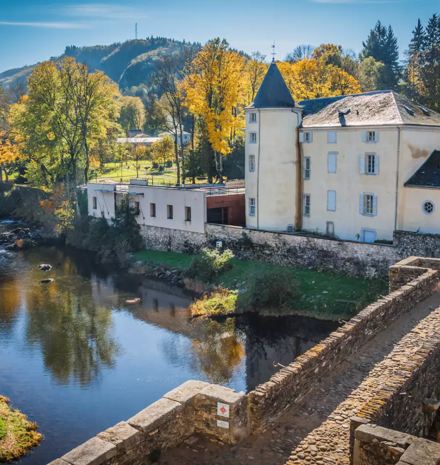 Le pont vieux et le château de la marquise à Brassac en Automne