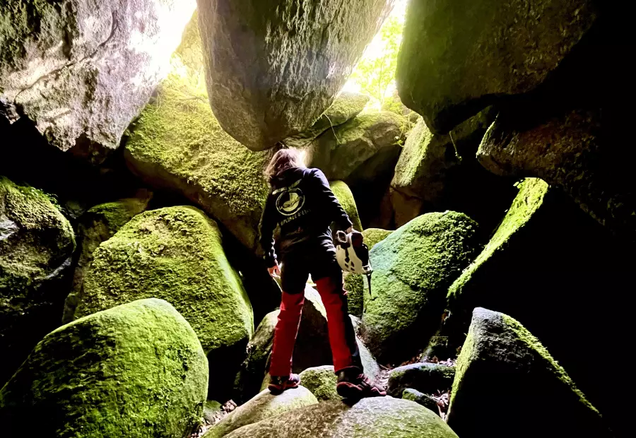 Spéléo sous les rochers crédit Lo des cavernes