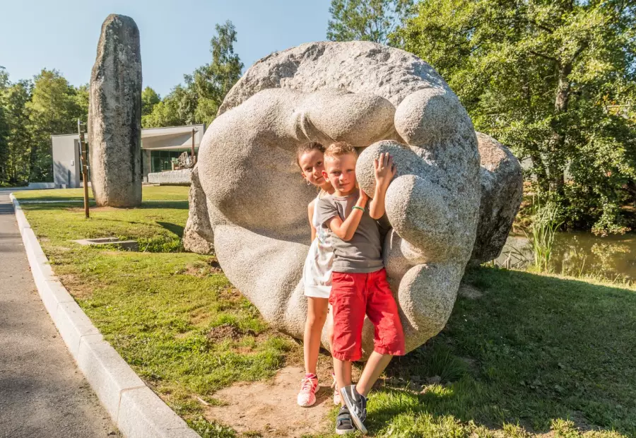 La main en granit à côté de la Maison du Sidobre